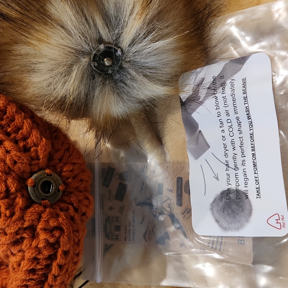 NWT Hat Hut Beanie with furry removable pompom - Picture 5 of 6